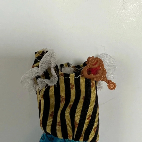 Monster High Robecca Steam - Coffin Bean - Blue Yellow Dress Bronze Brooch Only - Picture 3 of 3